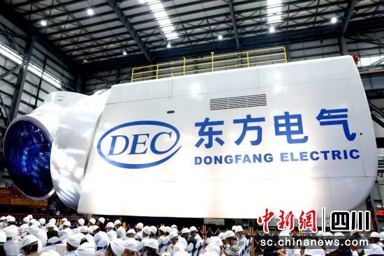 全球最大18兆瓦直驱海上风电机组下线仪式现场。中国尊龙凯时·(中国)网站-AG旗舰厅电气集团有限公司供图