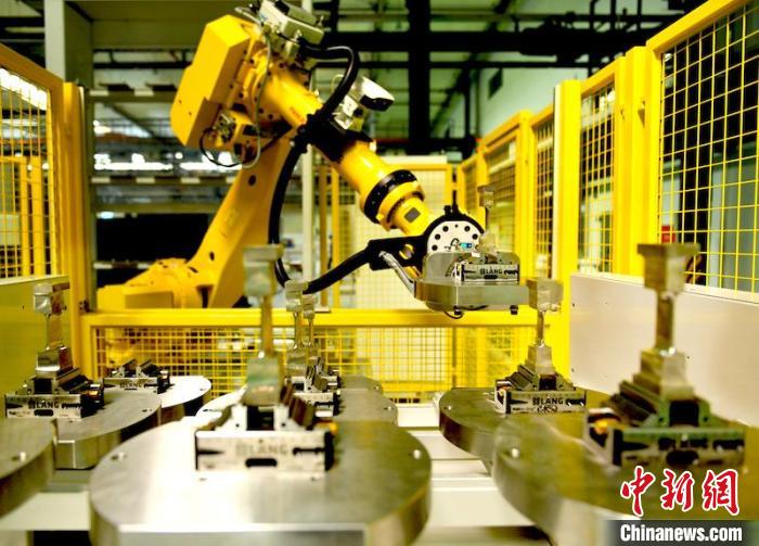 产线机器人放置完工叶片。　刘岗 摄